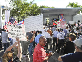 Exiliados cubanos protestan por el anuncio de conversaciones para el restablecimiento de las relaciones diplomáticas de Estados Unidos y Cuba el pasado mes de diciembre de 2014