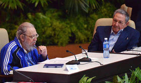 Fidel y Raúl Castro durante el VII Congreso del Partido Comunista de Cuba