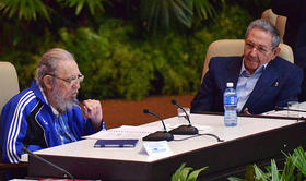Fidel y Raúl Castro durante el VII Congreso del Partido Comunista de Cuba. Fidel y Raúl Castro durante el VII Congreso del Partido Comunista de Cuba