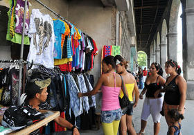 Vendedor privado de ropa en La Habana