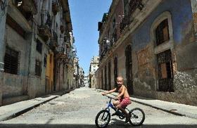 Un niño cubano montando bicicleta en La Habana