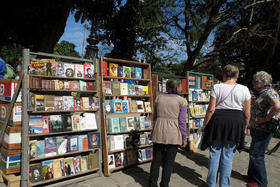 Venta de libros en la Plaza de Armas, La Habana, Cuba