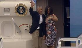 El presidente Obama y la primera dama Michelle Obama se despiden al abordar el Air Force One en La Habana, con rumbo a Argentina