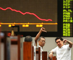 Inversores filipinos muestran el declive de la bolsa local, contagiada por la crisis financiera de Estados Unidos