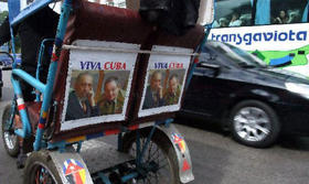 Parte posterior de un bicitaxi, con las imágenes de Fidel y Raúl Castro
