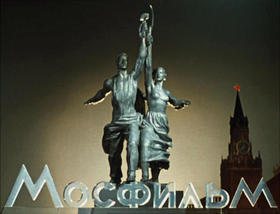La estatua del obrero y la koljosiana convertida en emblema de Mosfilm