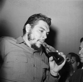 Ernesto Che bebiendo una Coca-cola en esta imagen de archivo. (Foto tomada de The Blog.)