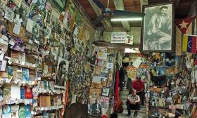 Tienda de libros y recuerdos del proceso político cubano a partir de la llegada de Fidel Castro al poder, en 1959