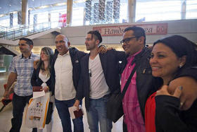 Los profesionales de la salud cubanos, desde la izquierda, Léster Dorado, Elizabeth Toll, Discel Rodríguez, Yoandi Campos, José Omar Peña y Gretel Socarrás en el Aeropuerto Internacional de Miami. (Alexia Fodere para el Nuevo Herald.)