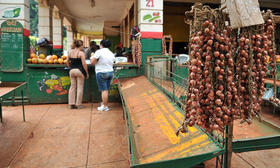 Mostradores vacíos en un mercado agropecuario en La Habana