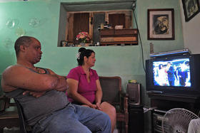 Cubanos observan la visita del presidente estadounidense Barack Obama por la televisión de la Isla