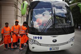 Obreros indios trabajando en La Habana abordan un ómnibus de turismo