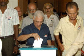 Disidentes cubanos votan por los candidatos presidenciales de EEUU en la Oficina de Intereses de Estados Unidos (SINA) en Cuba, noviembre 2004. (Foto suministrada por el autor del artículo.)