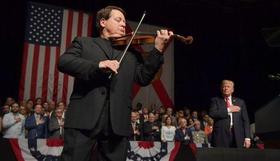 Violinista en el mitin de Trump en Miami