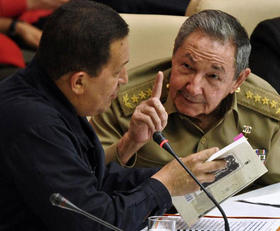 Raúl Castro y Hugo Chávez en una foto de archivo