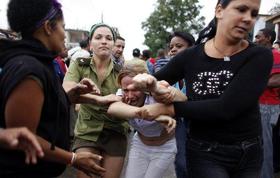 Las Damas de Blanco son reprimidas durante una marcha en La Habana.