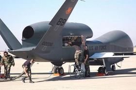 Un Vehículo Aéreo sin Armamentos (UAV) Global Hawk se prepara para despegar en California, con un gran número de instrumentos científicos en su interior, que le permitirán medir la concentración de ozono en las capas de la atmósfera.