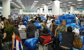 Cubanos en el Aeropuerto Internacional de Miami en viaje hacia la Isla