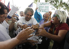 Foto de archivo de una protesta contra el entonces manager de los Marlins, Ozzie Guillén