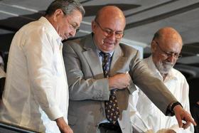 El presidente cubano Raúl Castro (i) asiste el sábado 20 de agosto de 2011, a la gala cultural en el Gran Teatro de La Habana por los 50 años de la Unión de Escritores y Artistas de Cuba (UNEAC). Junto a Castro el escritor y presidente de la UNEAC Miguel Barnet (c)