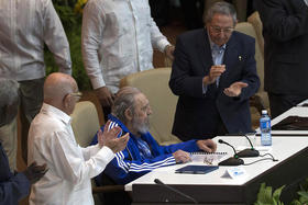 Fidel Castro es aplaudido por Raúl Castro y José Ramón Machado Ventura, durante la clausura del VII Congreso del Partido Comunista de Cuba en La Habana
