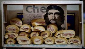 Venta de sándwiches en La Habana, con la imagen del Che Guevara al fondo