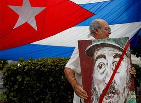 Exiliado cubano participa en una manifestación en Miami