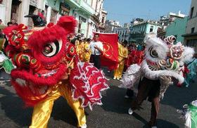 Desfile tradicional por el barrio chino de La Habana