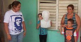 Psicóloga «millonaria» visita al niño que rescató el busto de Martí entre los escombros