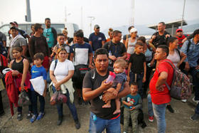 Un grupo de migrantes cubanos, en una carretera mexicana tras ser interceptado por las autoridades locales, en esta foto de archivo