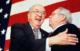 El ex senador Jesse Helms (izq.) en una imagen de 1996