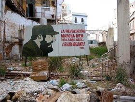Cartel revolucionario en medio de un solar abandonado. Cartel revolucionario en medio de un solar abandonado