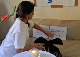 Laura Labrada Pollán, hija de la fallecida opositora Laura Pollán, coloca un cartel con el nombre del fallecido disidente Wilman Villar junto a un lazo negro el viernes 20 de enero de 2012, en La Habana (Cuba), día en que las Damas de Blanco abrieron un libro de condolencias por su muerte