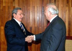 Raúl Castro y el canciller español, Miguel Ángel Moratinos. La Habana, 19 de octubre de 2009. (AP)