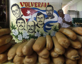 Cartel de los cinco espías en una panadería de La Habana. 24 de junio de 2009. (REUTERS) Cartel de los cinco espías en una panadería de La Habana. 24 de junio de 2009. (REUTERS)