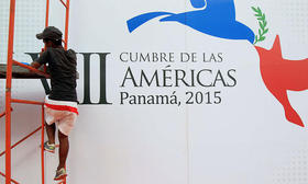 Un trabajador ajusta un gran letrero que anuncia la Cumbre de las Américas a iniciarse este viernes en Panamá