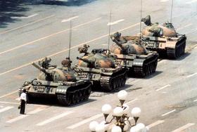 Manifestante se enfrenta a los tanques en la Plaza de Tiananmen, Pekín, en esta foto de archivo