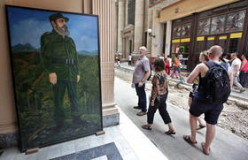 Imagen de Fidel Castro en una calle de La Habana recorrida por turistas extranjeros, en esta foto de archivo