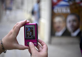 Fotografiando un cartel alusivo a la visita de Obama colocado a la entrada de un restaurante en La Habana. Fotografiando un cartel alusivo a la visita de Obama colocado a la entrada de un restaurante en La Habana