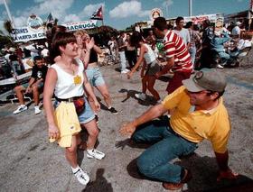 Paricipantes en una celebración de los Municipios de Cuba en el Exilio, en Miami, en esta foto de archivo
