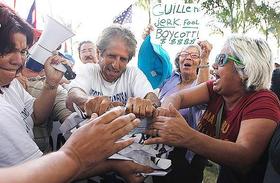 Miembros del grupo anticastrista Vigilia Mambisa protestan en Miami por una declaración de admiración hacia Fidel Castro del manager de los Marlins, Ozzie Guillen