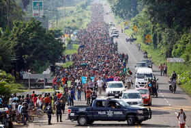 La caravana de migrantes camina en Tapachula, en el sur de México