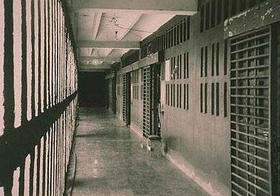 Un pasillo de la prisión Combinado del Este, en La Habana, donde se aprecian las “celdas tapiadas”