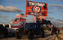 Robert Fix muestra su apoyo a Donald Trump con un enorme estandarte que expresa «Trump o muerte», cerca de Mar-a-Lago el 20 de marzo de 2023