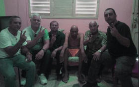 El opositor cubano Guillermo Fariñas Hernández junto a un grupo de partidarios
