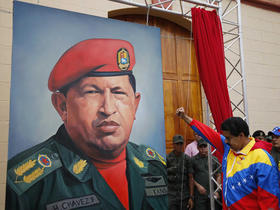 Nicolás Maduro saluda con el puño a una imagen de Hugo Chávez