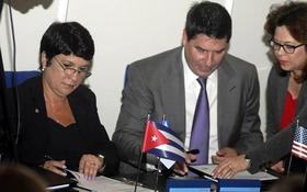 El presidente de Sprint Corporation, Marcelo Claure (2do a la der.), y la directora de Servicios Móviles de ETECSA, Hilda Arias, firman un acuerdo de comunicaciones
