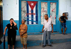 Varios personas salen a las calles del poblado de Regla, frente a la bahía de La Habana, el día de Viernes Santo de este año