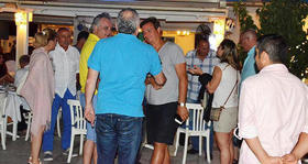 Antonio Castro (al centro, derecha) en el balneario turco de Bodrum