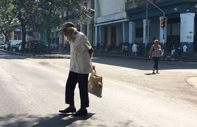 Un anciano camina por las calles de La Habana